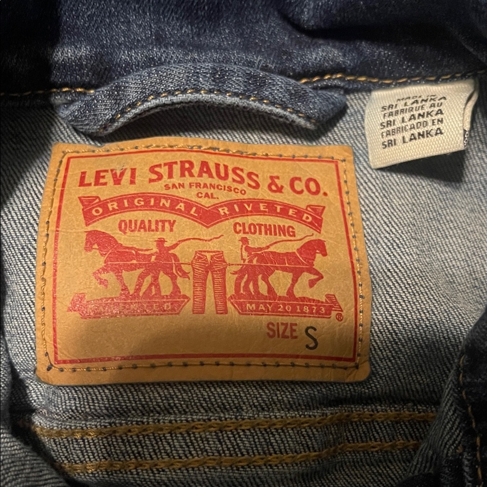 Levi's Women's Classic Blue Jean Jacket - Picture 2 of 10